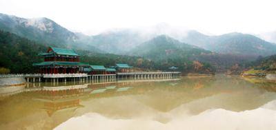 1、仙宫胜境：仙宫，由紫霞仙境、冰瀑仙境、风帘洞、白龙洞构成，因山顶有一块高约20米的大石酷似水帘寺寺主塔而得名。