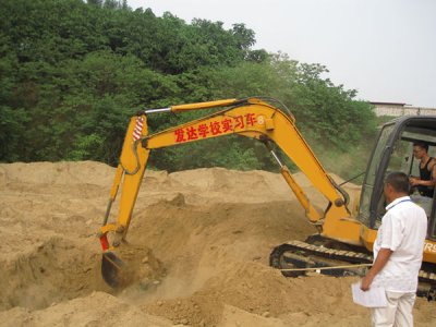 ​郑州挖掘机学校哪个好，河南最好最大的挖掘机学校是那所学校