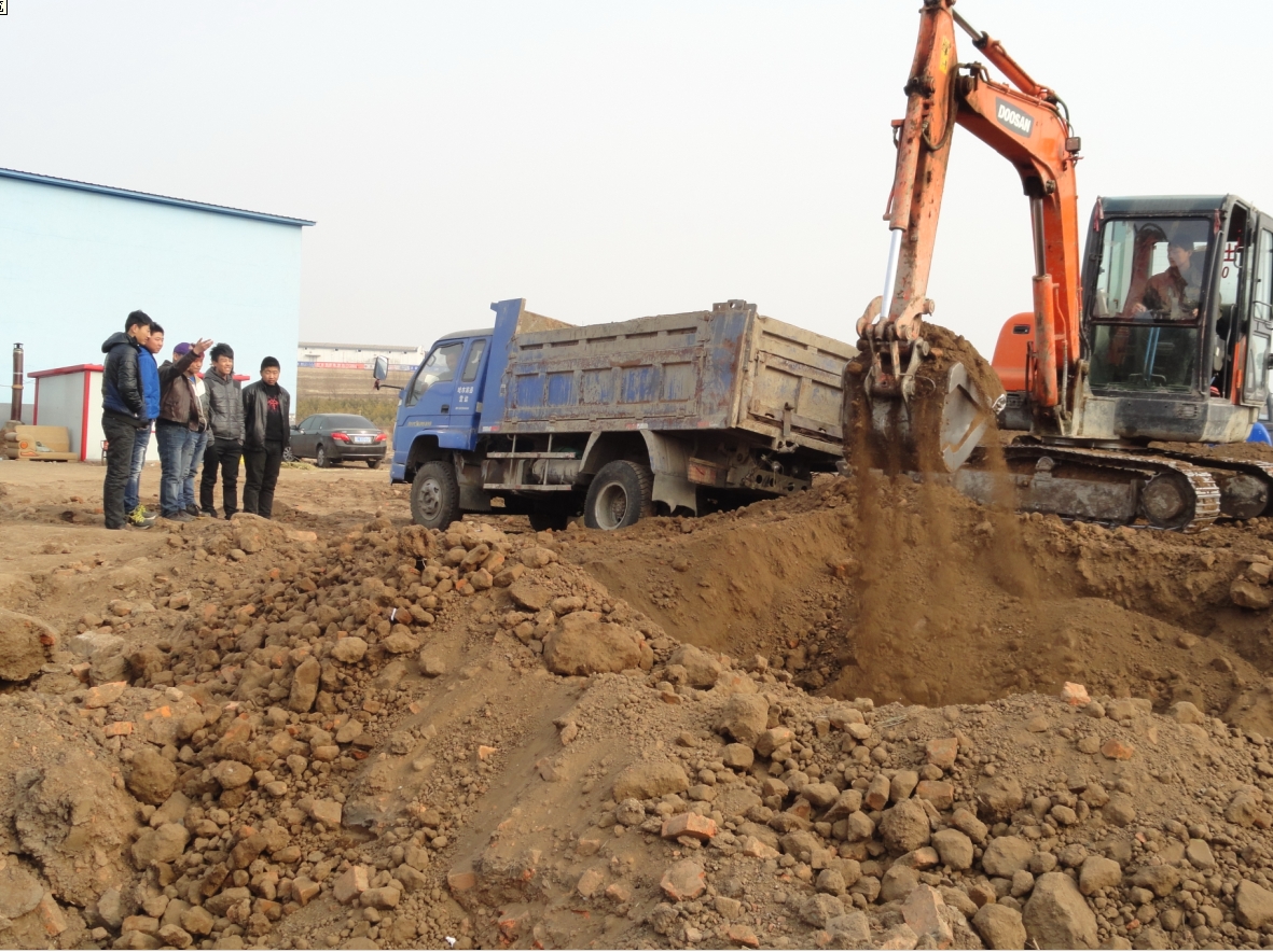 郑州挖掘机学校哪个好：河南那所挖掘机学校好