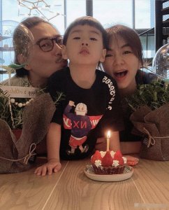 ​Ella晒全家福为儿子庆生，一家三口搞怪自拍温馨，激励教育法获赞
