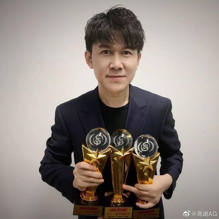 黄渤、杨幂、成龙、赵本山、小沈阳都唱过他的歌，他却一直不红？