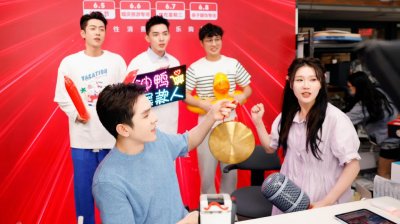 ​李佳琦，苦苦挣扎