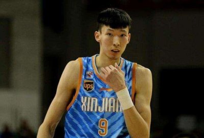 ​周琦曾入NBA，为何仅1年就被裁？貌美妻子大6岁，夫妻恩爱羡煞人