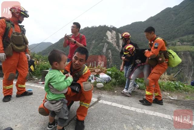 四川泸定地震已造成65人遇难（四川泸定地震已致82人遇难）(26)