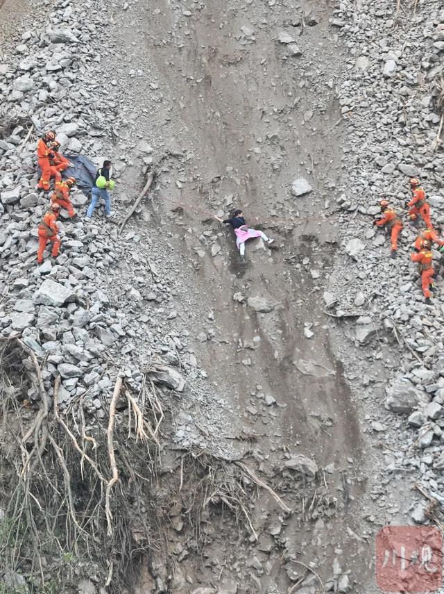 四川泸定地震已造成65人遇难（四川泸定地震已致82人遇难）(19)