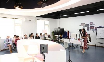 ​播音主持属于什么专业(播音属于什么专业)