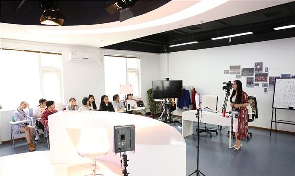 播音主持属于什么专业(播音属于什么专业)  第1张