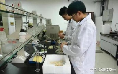 ​太有爱的节日礼物, 男同学自己做指甲油, 送全校女同学