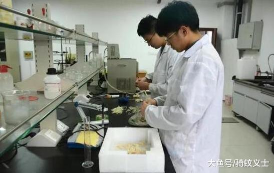 太有爱的节日礼物, 男同学自己做指甲油, 送全校女同学