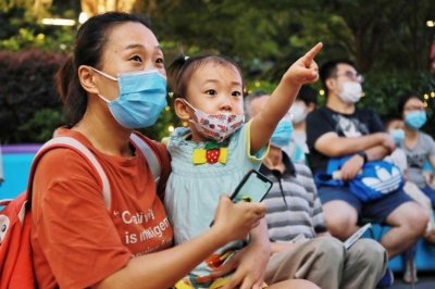 ​第23届上海国际电影节正式开幕 在浦东繁华商圈“重逢”光影盛宴