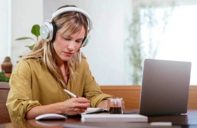 ​全球首款脑机接口的 AI 耳机登场，这家公司想用意识操控一切