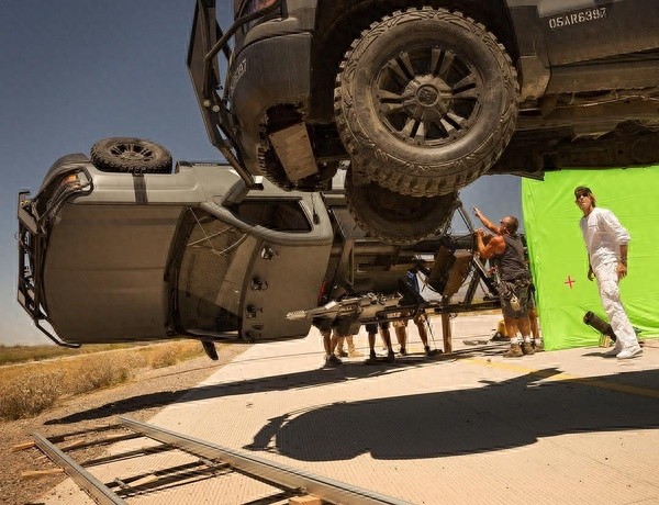 《变形金刚5》片场照曝光，爆炸大场面都是实拍！