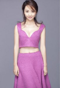 ​有种“深藏不露”叫杨蓉，穿低胸露胃装包不住丰满，这身材太诱人