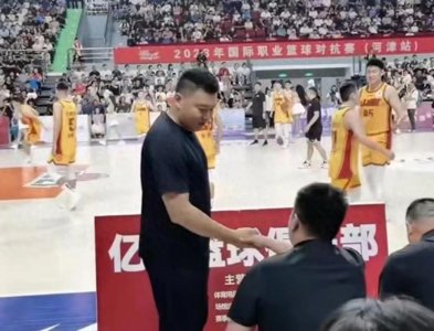 ​男篮国手李根久违亮相！前妻分走千万家产，二婚娶名校博士生一子