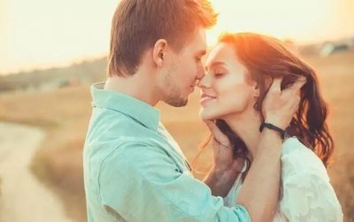 ​过了耳听爱情的年纪，更相信手心的温暖