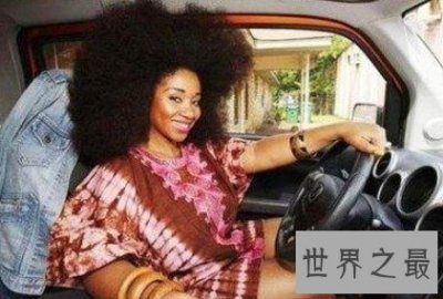 ​史上最大爆炸头，直径90厘米，周长1.5米，洗头都要两天才干！