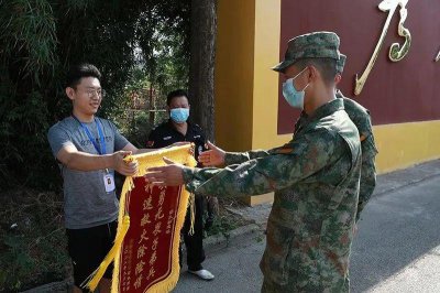 ​正在家休息的“东风快递员”，在业主群火了