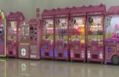 ​抓娃娃“走火入魔”，男子花2万元后，开始购买“作弊器”
