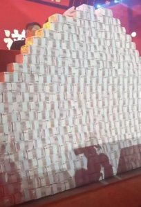 ​年会狂发 7300 万现金，3 名员工各领 500 万！回应来了