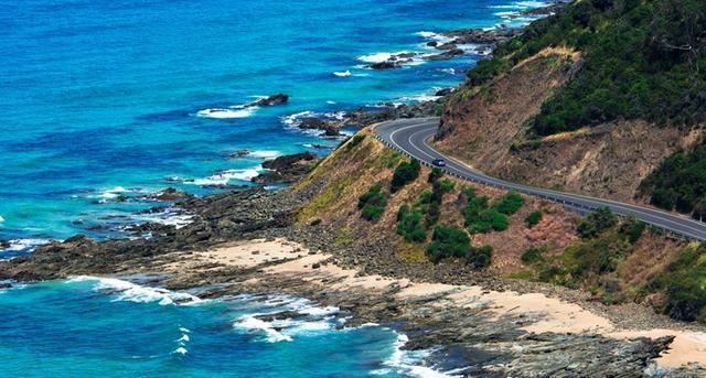 世界上最美的海滨公路，建于悬崖峭壁之间，有着此生难见的绝景
