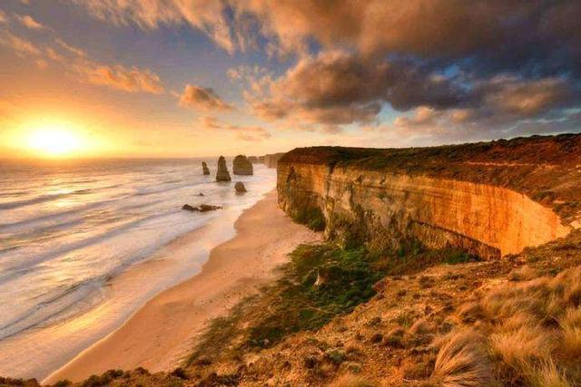 世界上最美的海滨公路，建于悬崖峭壁之间，有着此生难见的绝景