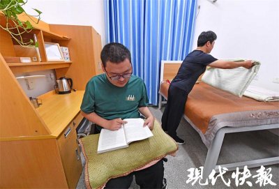 ​仅靠两根手指写字！“轮椅男孩”董亦超来东南大学报到了