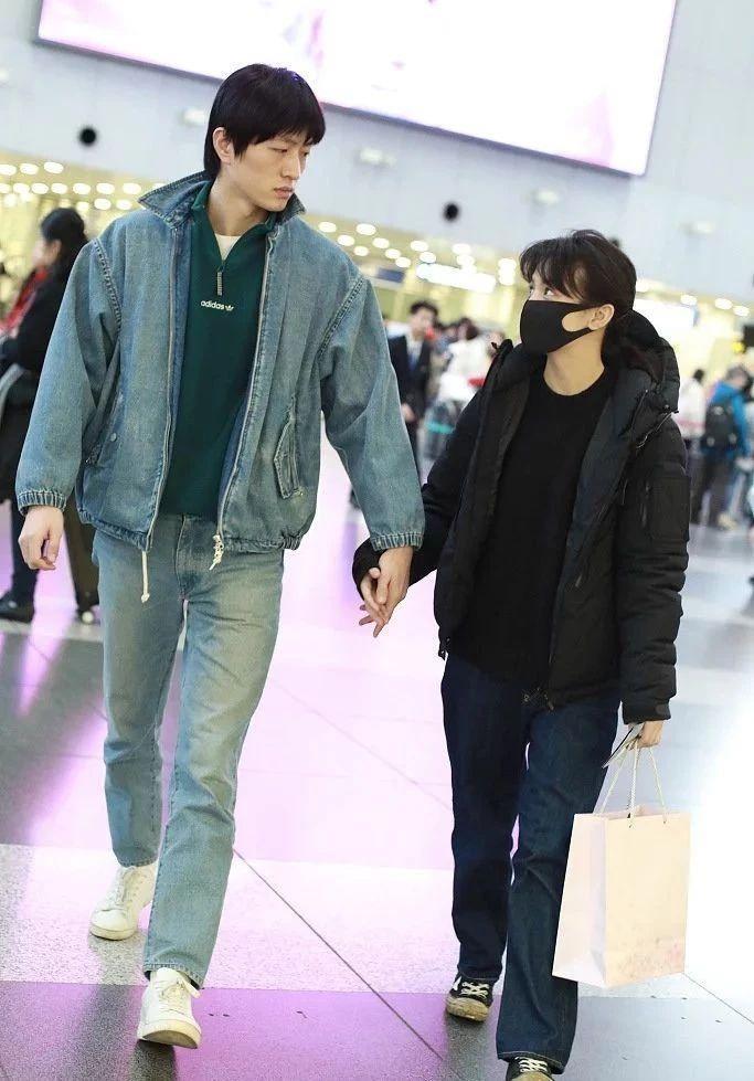 春夏金大川公开恋情!牵手现身机场,小动作太甜了