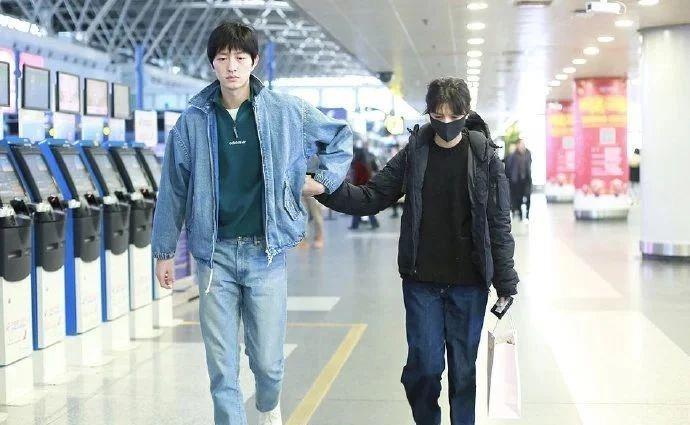 春夏金大川公开恋情!牵手现身机场,小动作太甜了