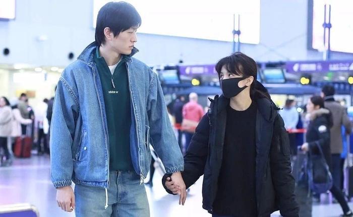 春夏金大川公开恋情!牵手现身机场,小动作太甜了