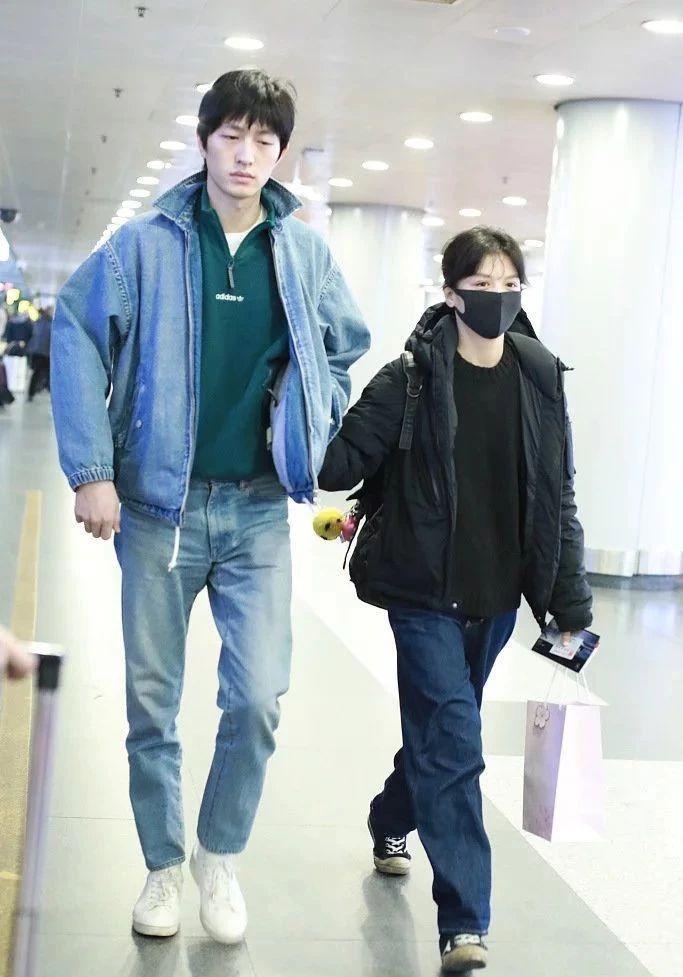 春夏金大川公开恋情!牵手现身机场,小动作太甜了