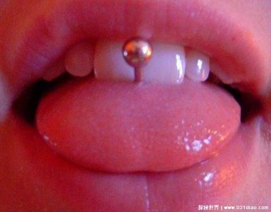 ​女孩子舌头打钉是为什么，只是单纯的喜欢(舌钉能和上帝交流)