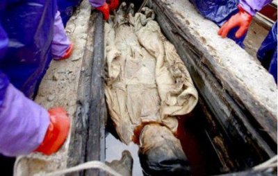 ​千年古尸产下活婴事件怎么回事 产下14斤婴儿还活着吗