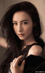 ​张柏芝吃饭累到睡着！暖儿“抱头帮剔牙”揪甘心