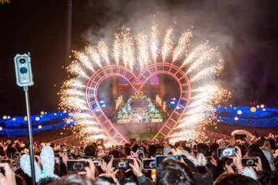 ​氛围感绝了！长沙世界之窗全景烟花秀璀璨跨年