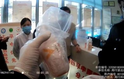 ​洁厕灵装饮料瓶内，男生接同学递来不慎误饮