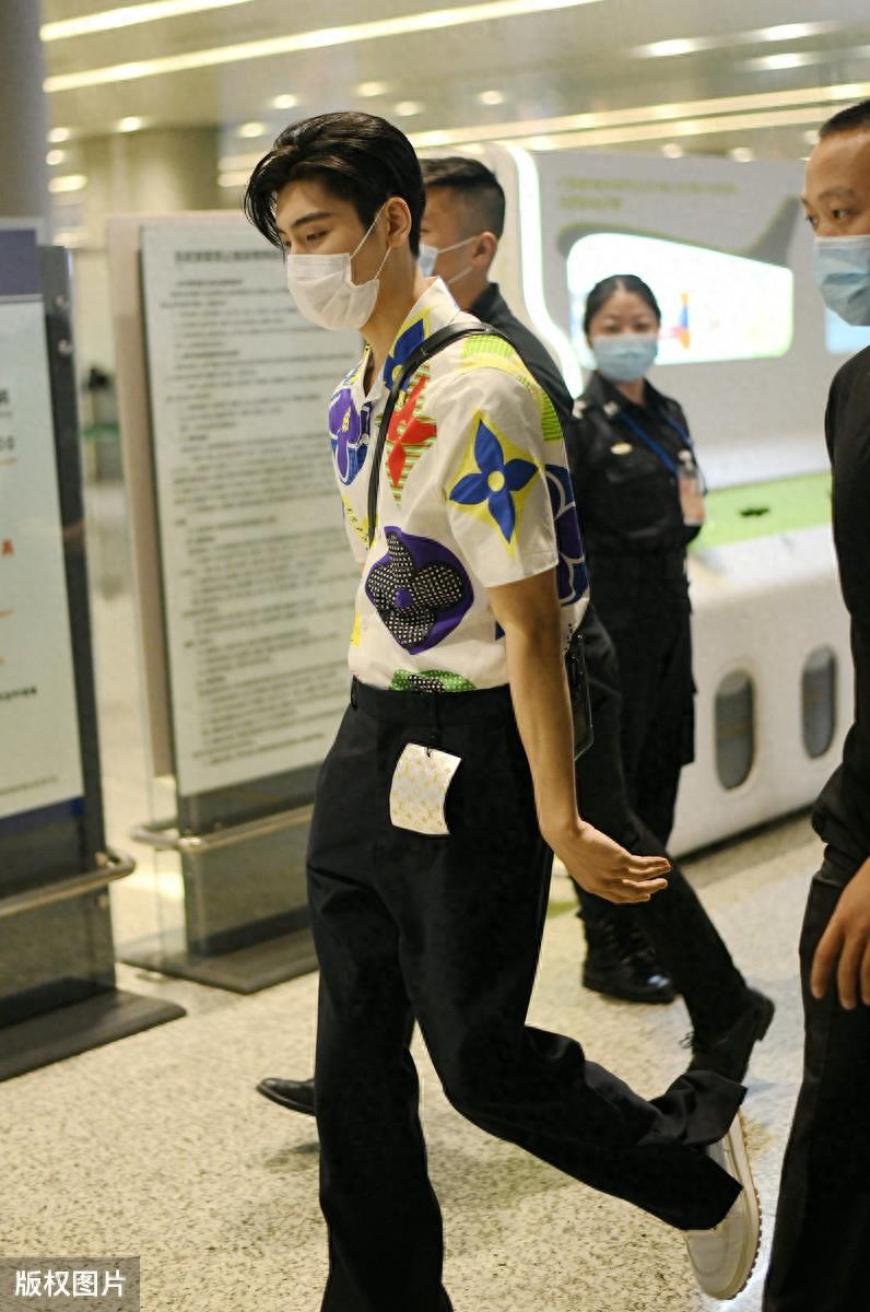 王子异不愧是富二代出身，从头到脚都是奢侈品