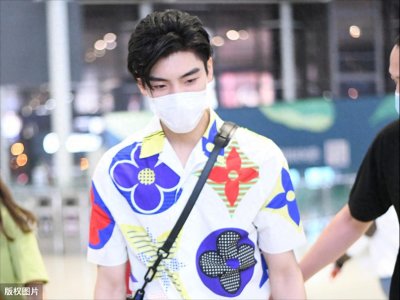 ​王子异不愧是富二代出身，从头到脚都是奢侈品