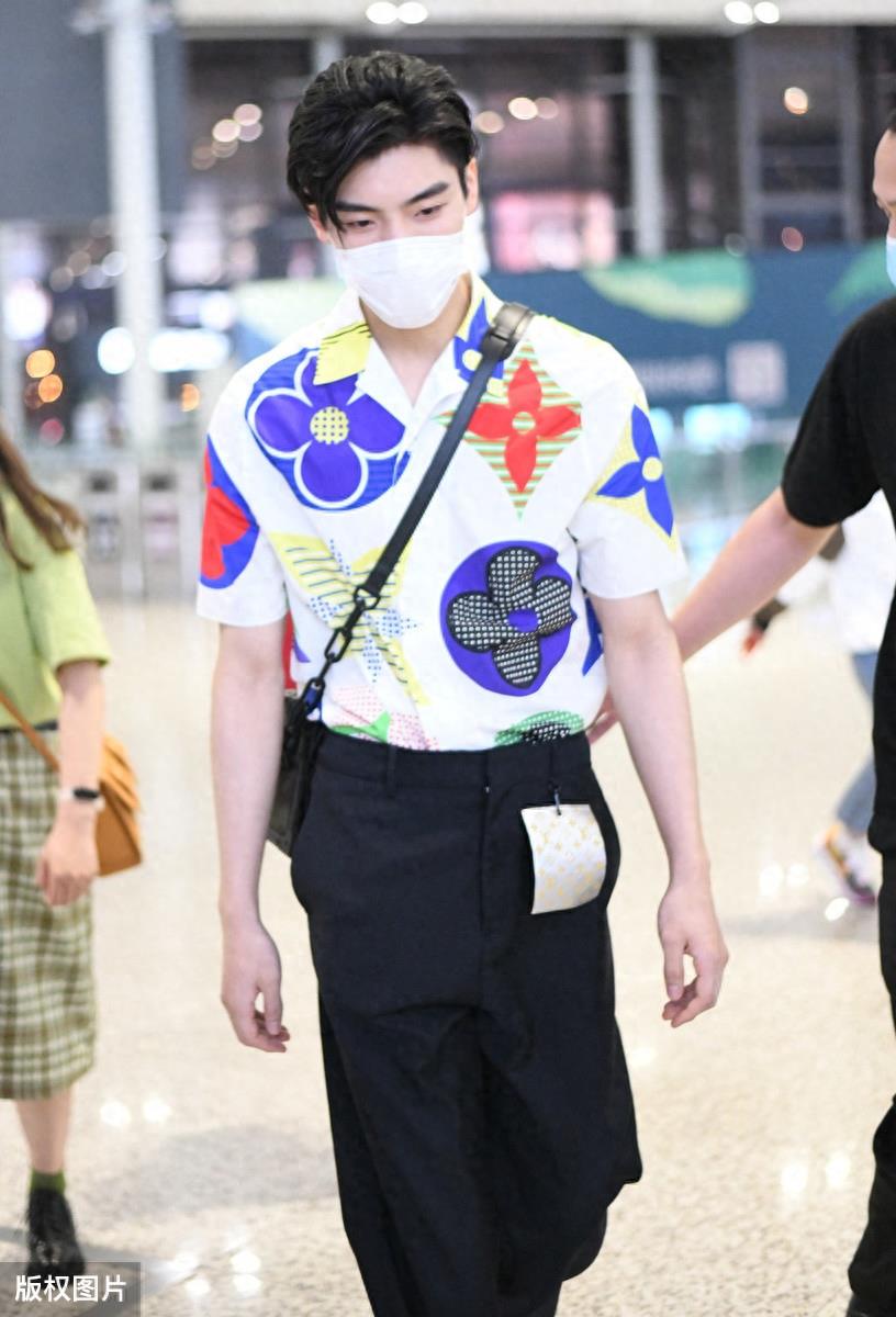 王子异不愧是富二代出身，从头到脚都是奢侈品