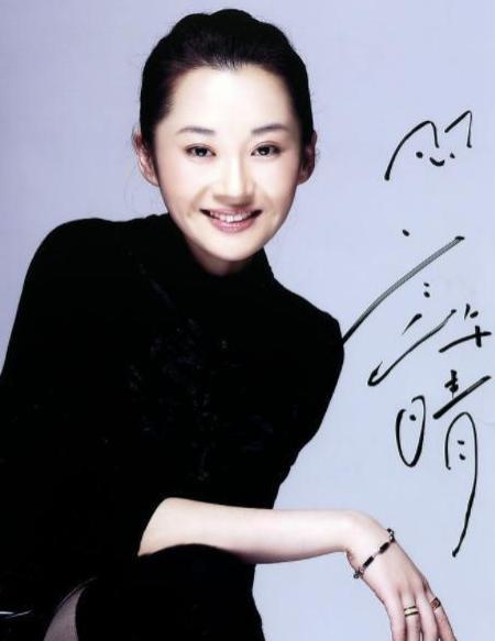 带你看看许晴的豪宅，家里布置跟宫殿一样，衣帽间摆满鞋子和包包