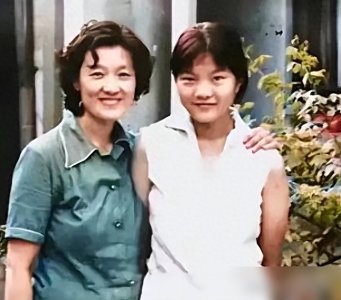 ​洪晃还是和章含之很相像的，可是洪晃就是不美丽，真是好奇怪啊！