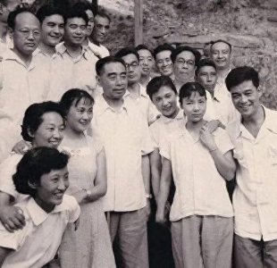 ​＂金迪：影坛传奇，从舞台到银幕的璀璨之星＂