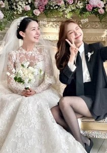 ​前女子团体成员通过社交媒体宣布喜讯，婚礼现场照片曝光