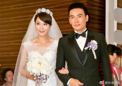 ​焦恩俊前妻近照曝光，搭船出海秀性感，52岁风韵犹存