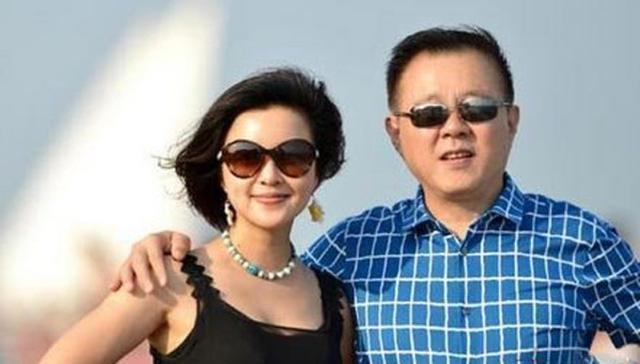 当年她给赵薇做配角,靠自己30岁成亿万富婆,39岁比赵薇美