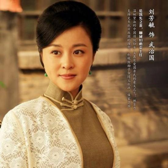 当年她给赵薇做配角,靠自己30岁成亿万富婆,39岁比赵薇美