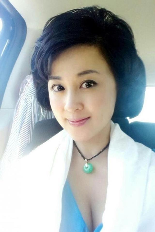 当年她给赵薇做配角,靠自己30岁成亿万富婆,39岁比赵薇美