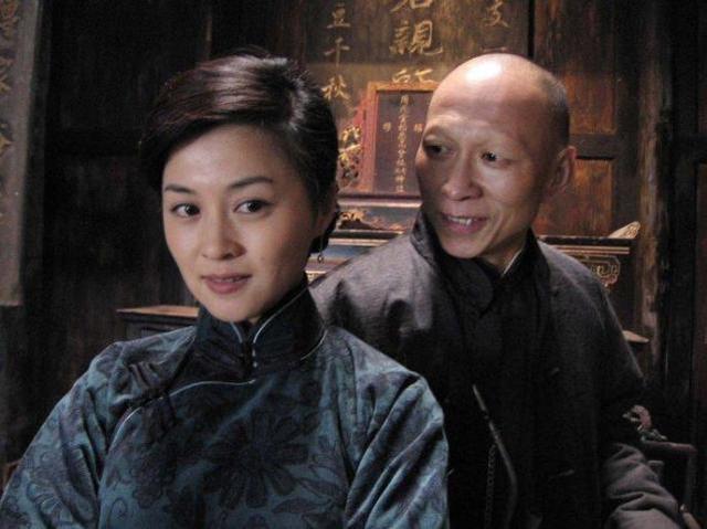 当年她给赵薇做配角,靠自己30岁成亿万富婆,39岁比赵薇美