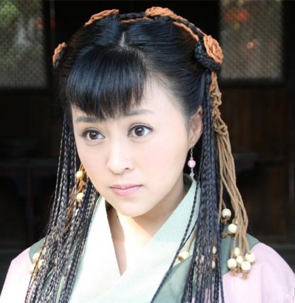 当年她给赵薇做配角,靠自己30岁成亿万富婆,39岁比赵薇美