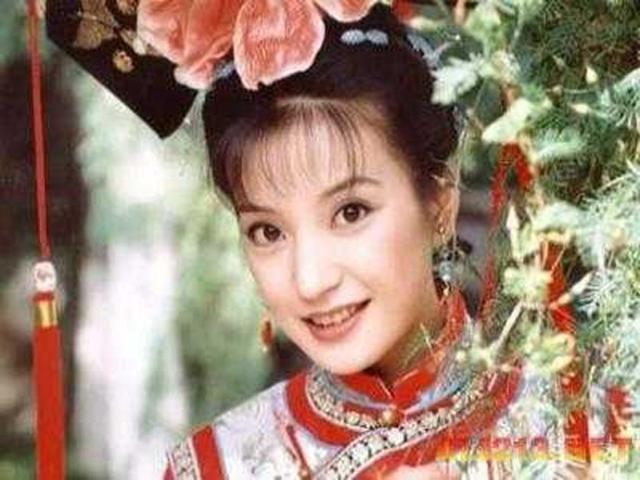 当年她给赵薇做配角,靠自己30岁成亿万富婆,39岁比赵薇美