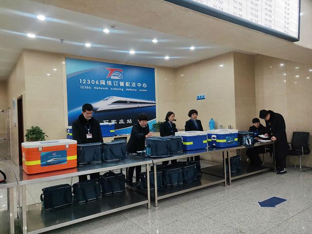 高铁上外卖都有哪些（高铁外卖如何送到乘客手中）(2)